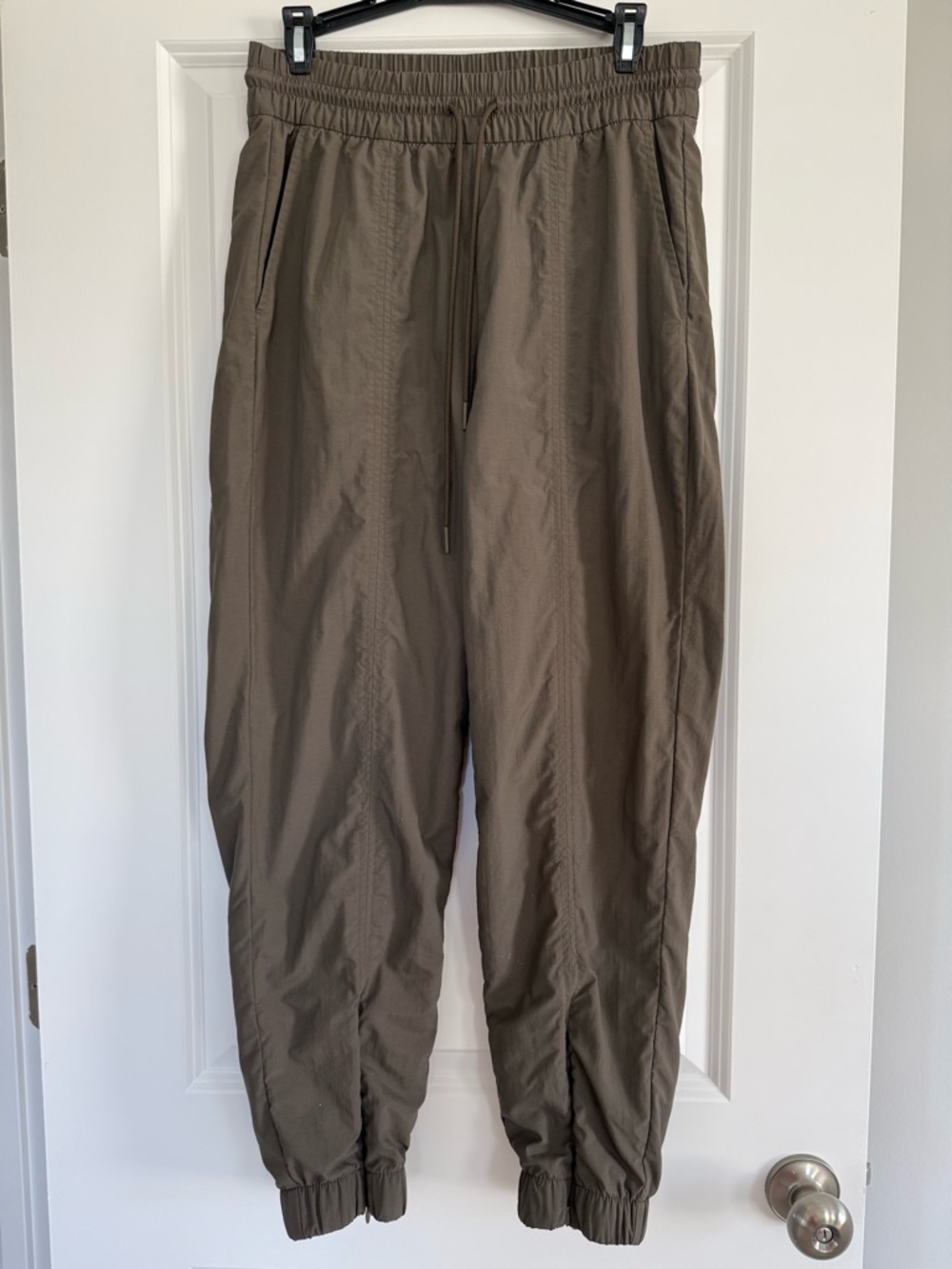 GapFit Women’s Crinkle Nylon Jogger (Olive green)